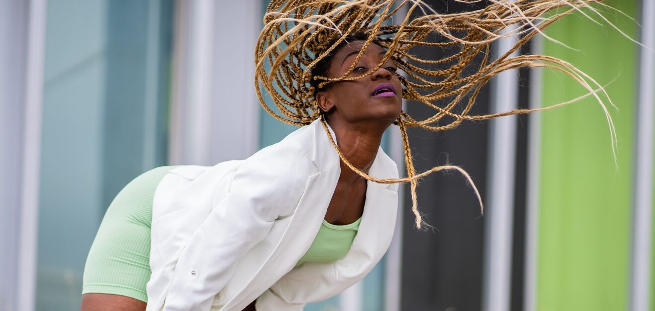 Frau tanzt Afro Dance
