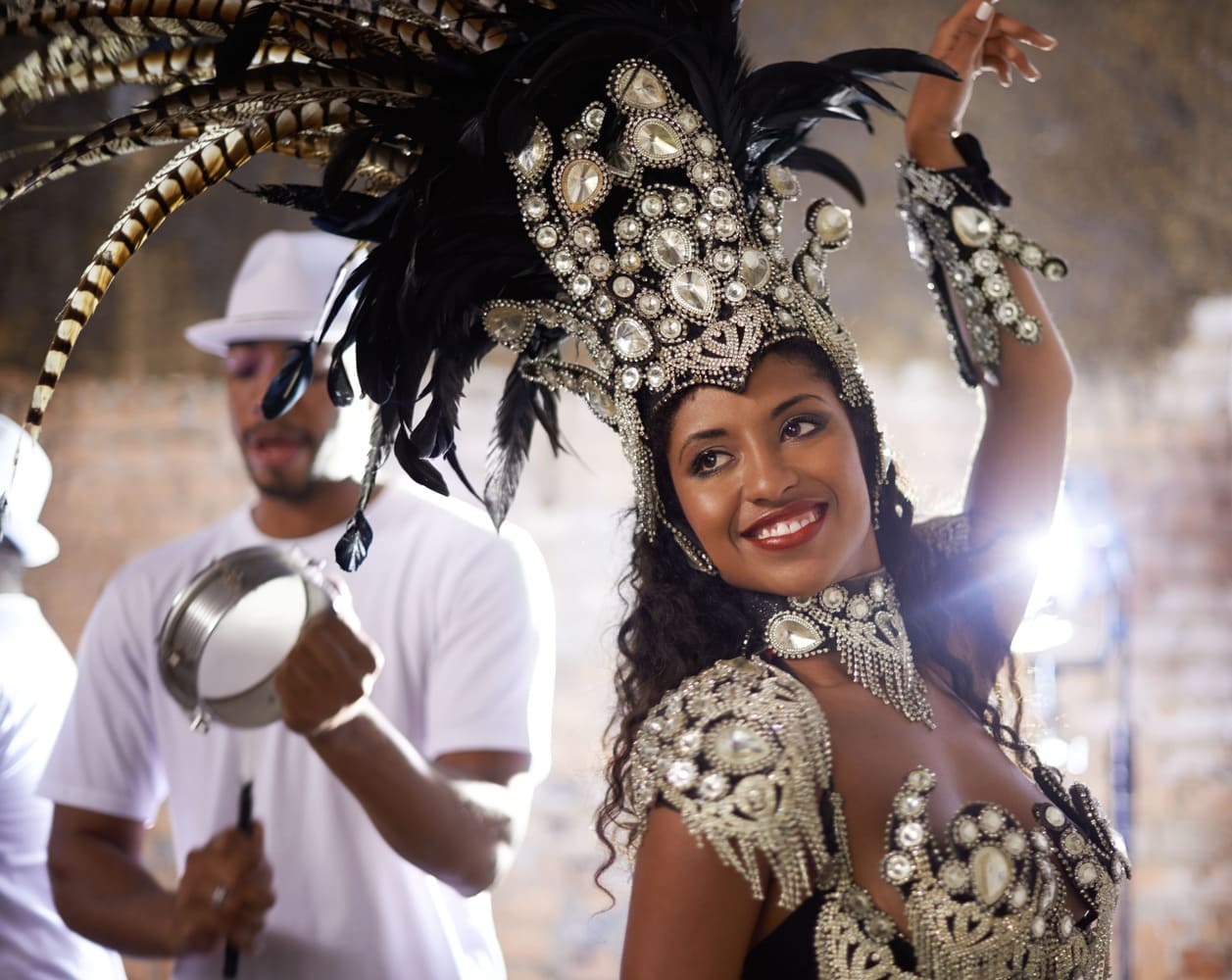 Frau tanzt Lambada im Kostüm