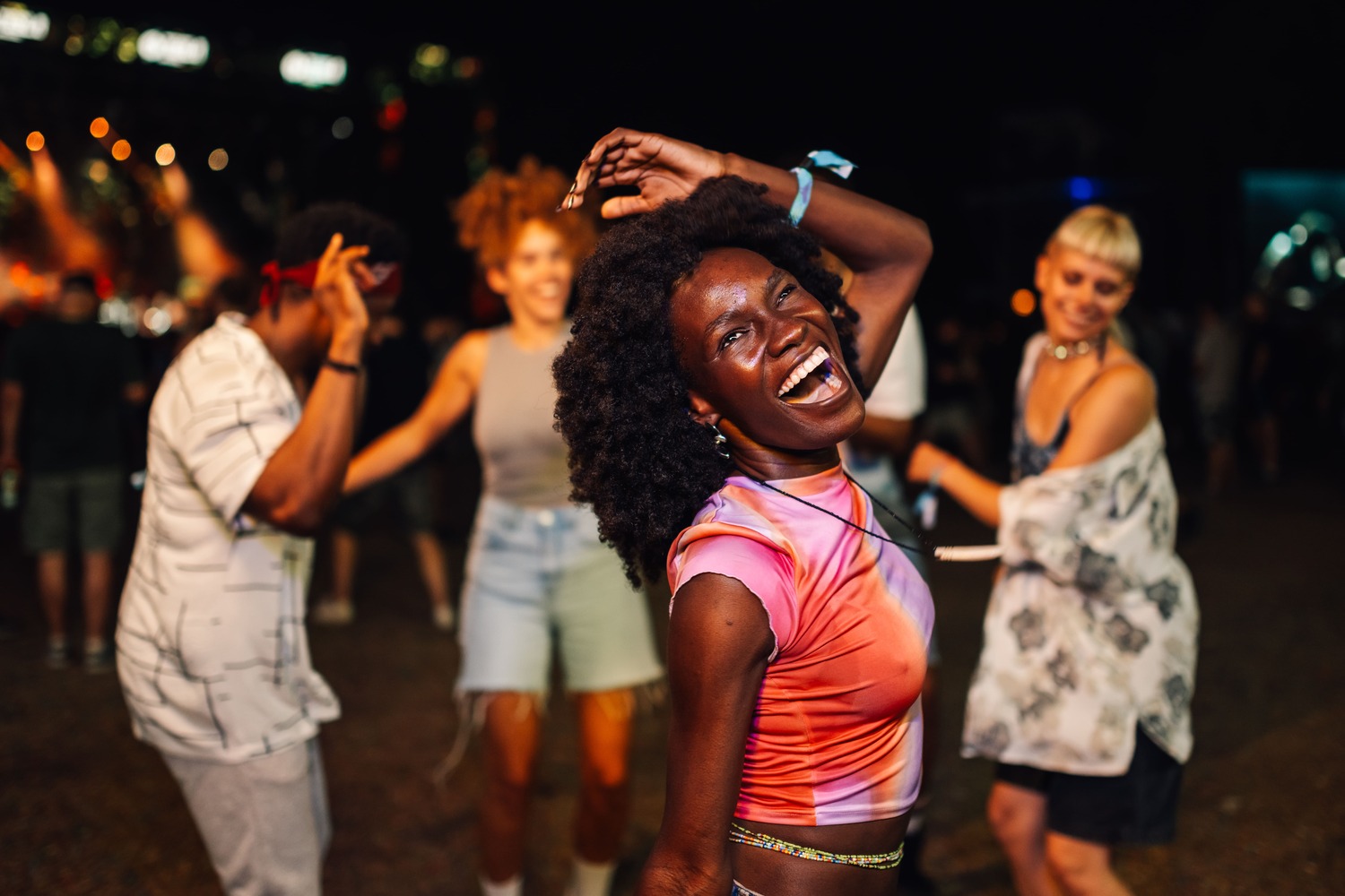 Frauen tanzen auf einem Fest Gwara Gwara