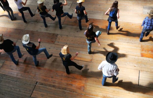 Gruppe reiht sich für Square Dance auf