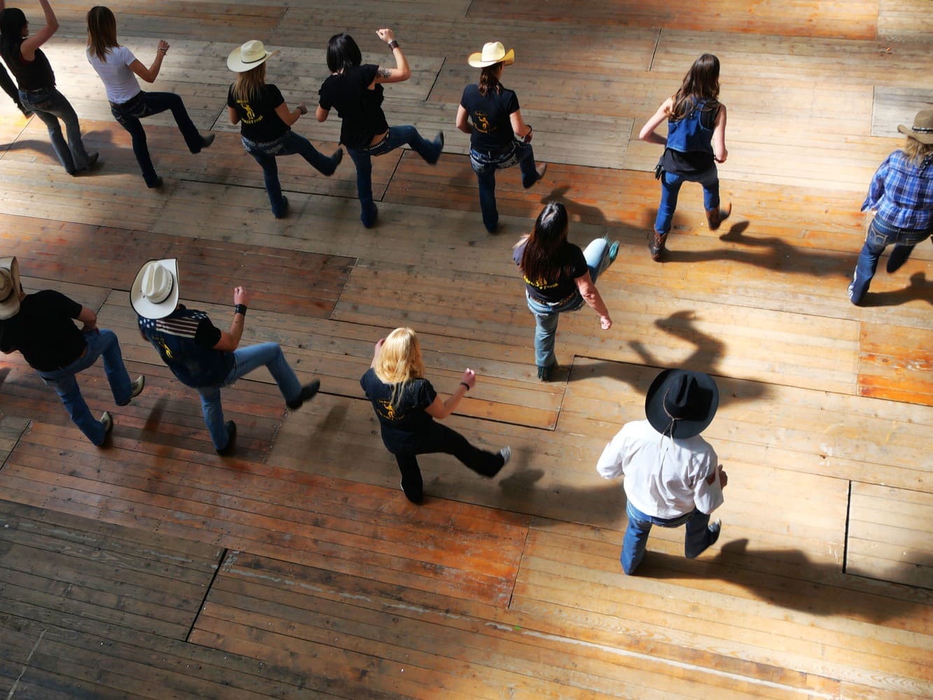 Gruppe reiht sich für Square Dance auf