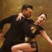 Paar tanzt Latin Dance auf Holzboden