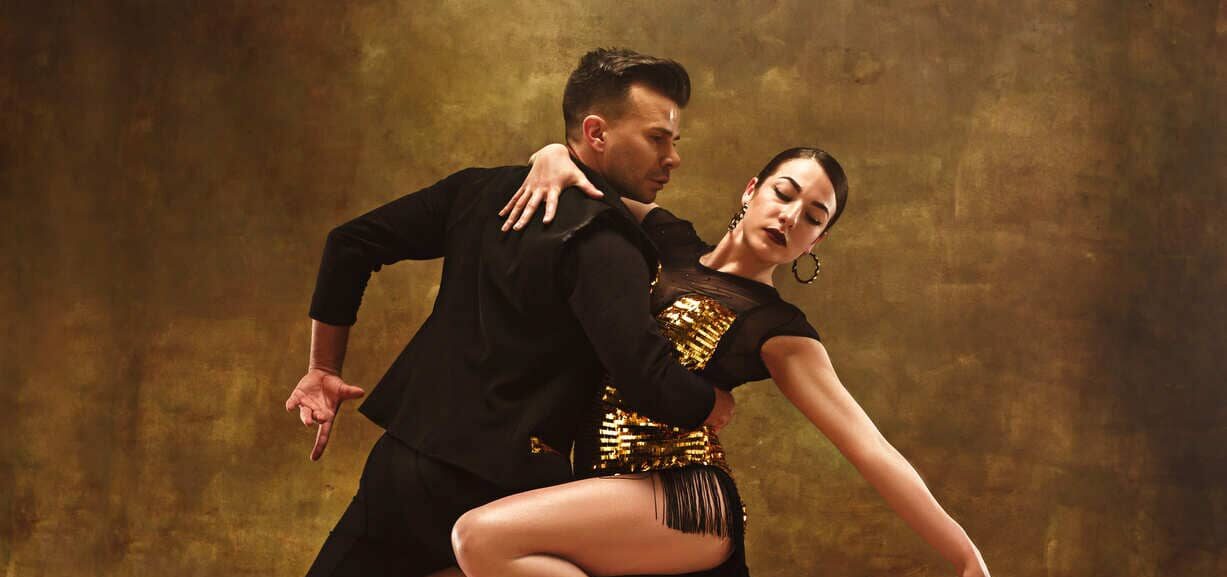 Paar tanzt Latin Dance auf Holzboden