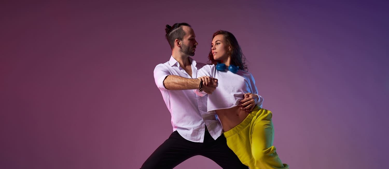 Paar tanzt Latin Dance auf farbigen Boden