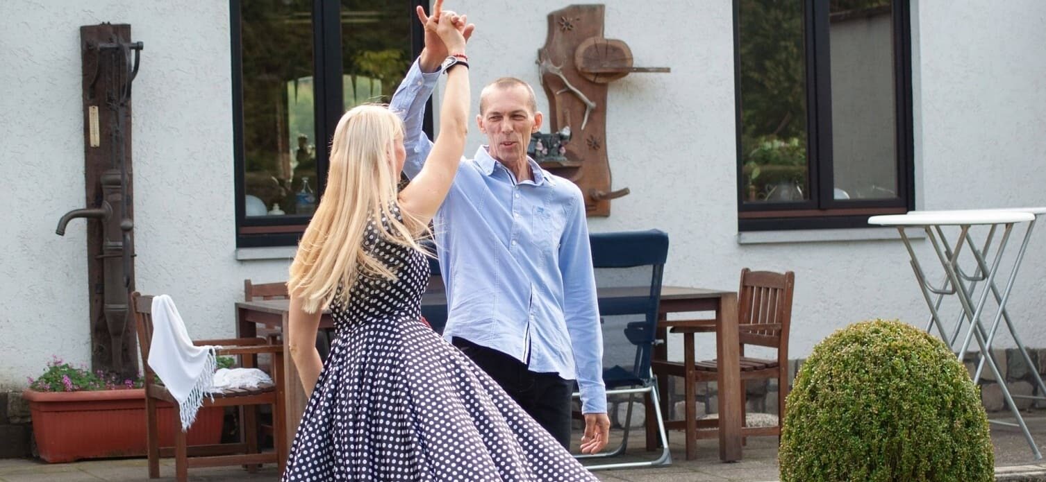 Paar tanzt den Polka Tanz im Garten