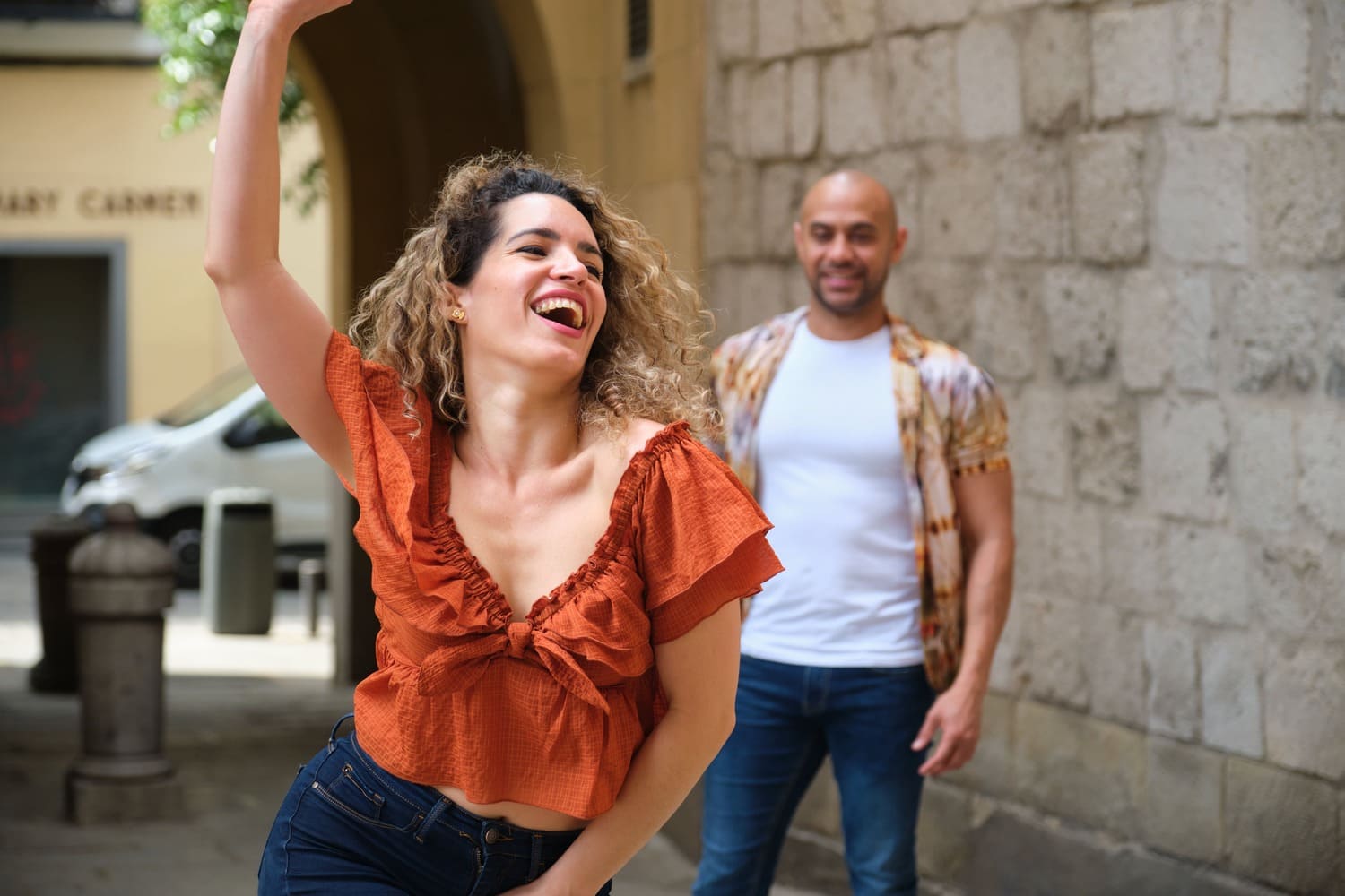 Tarantella tänzerin tanzt auf der straße