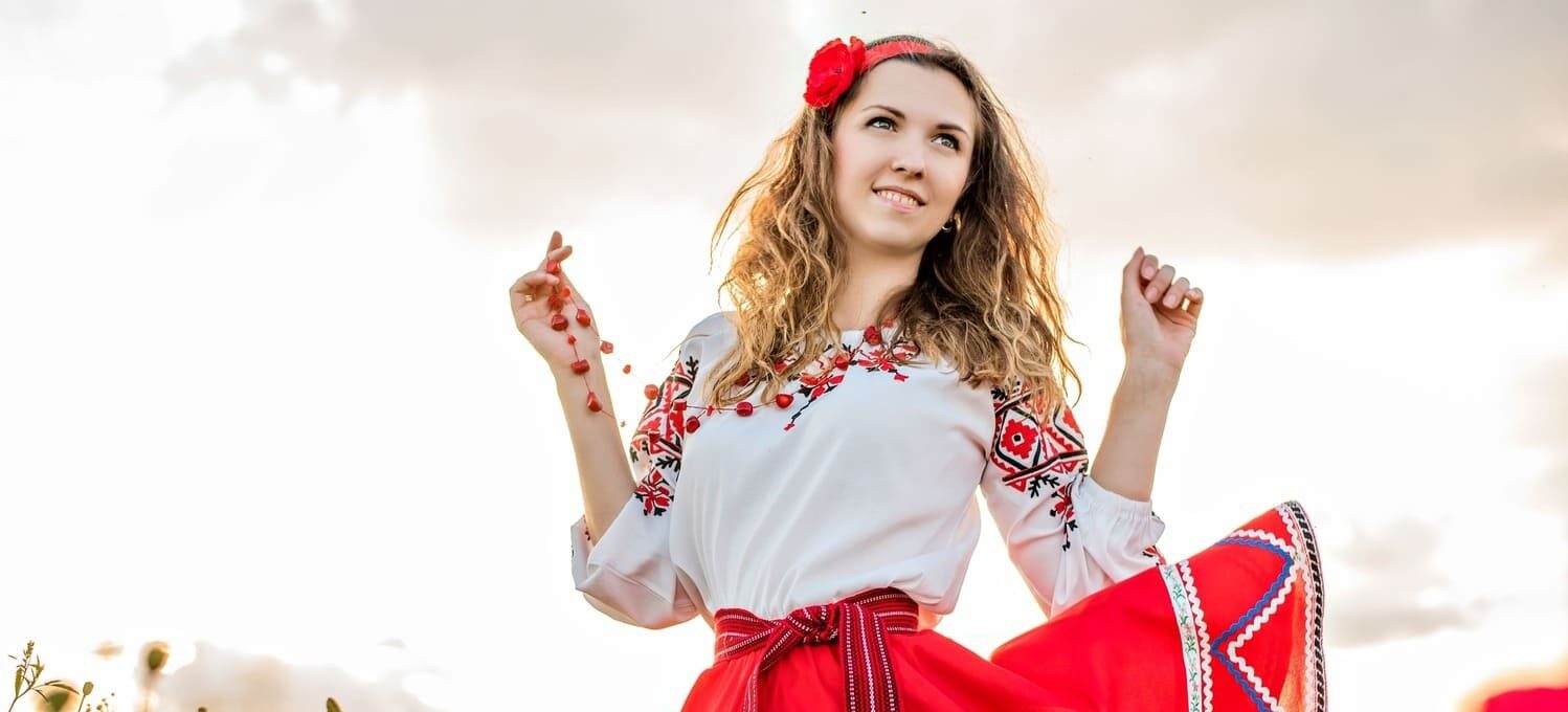 Traditionelle Frau tanzt Polka im feld