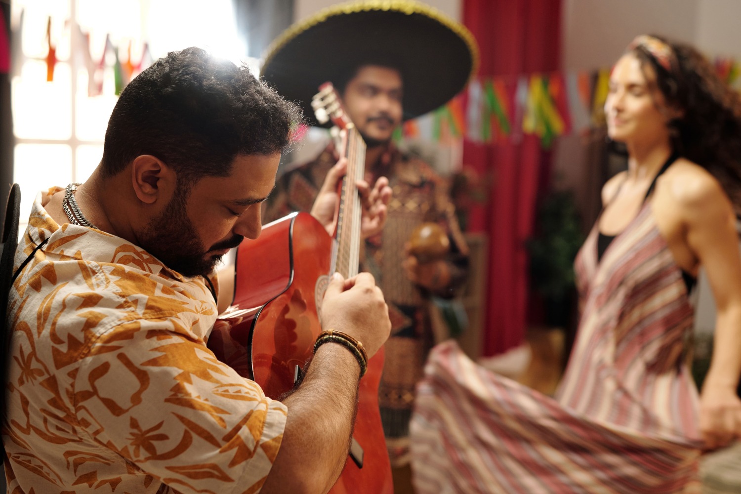 Mann spielt Gitarre zu Cumbia