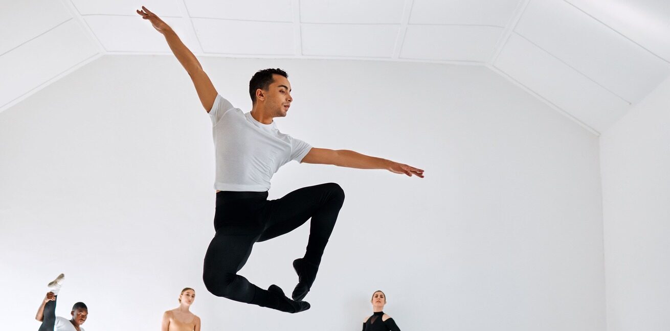 Mann tanzt vor dem Kurs Modern Dance